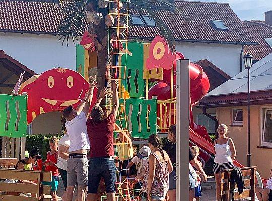 Zewnętrzny piętrowy plac zabaw na piasku plażowym