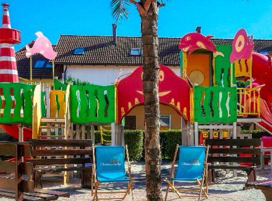 Plac zabaw na piasku plażowym