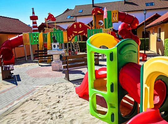 Zewnętrzny piętrowy plac zabaw na piasku plażowym