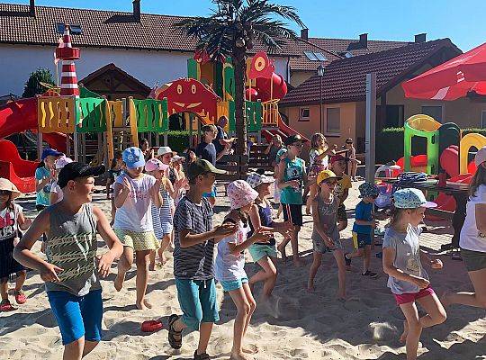Zewnętrzny piętrowy plac zabaw na piasku plażowym